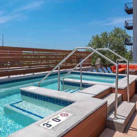 Large Downtown 2Br -Hot Tub-Downtown! Apartment ดิมอยน์ ภายนอก รูปภาพ