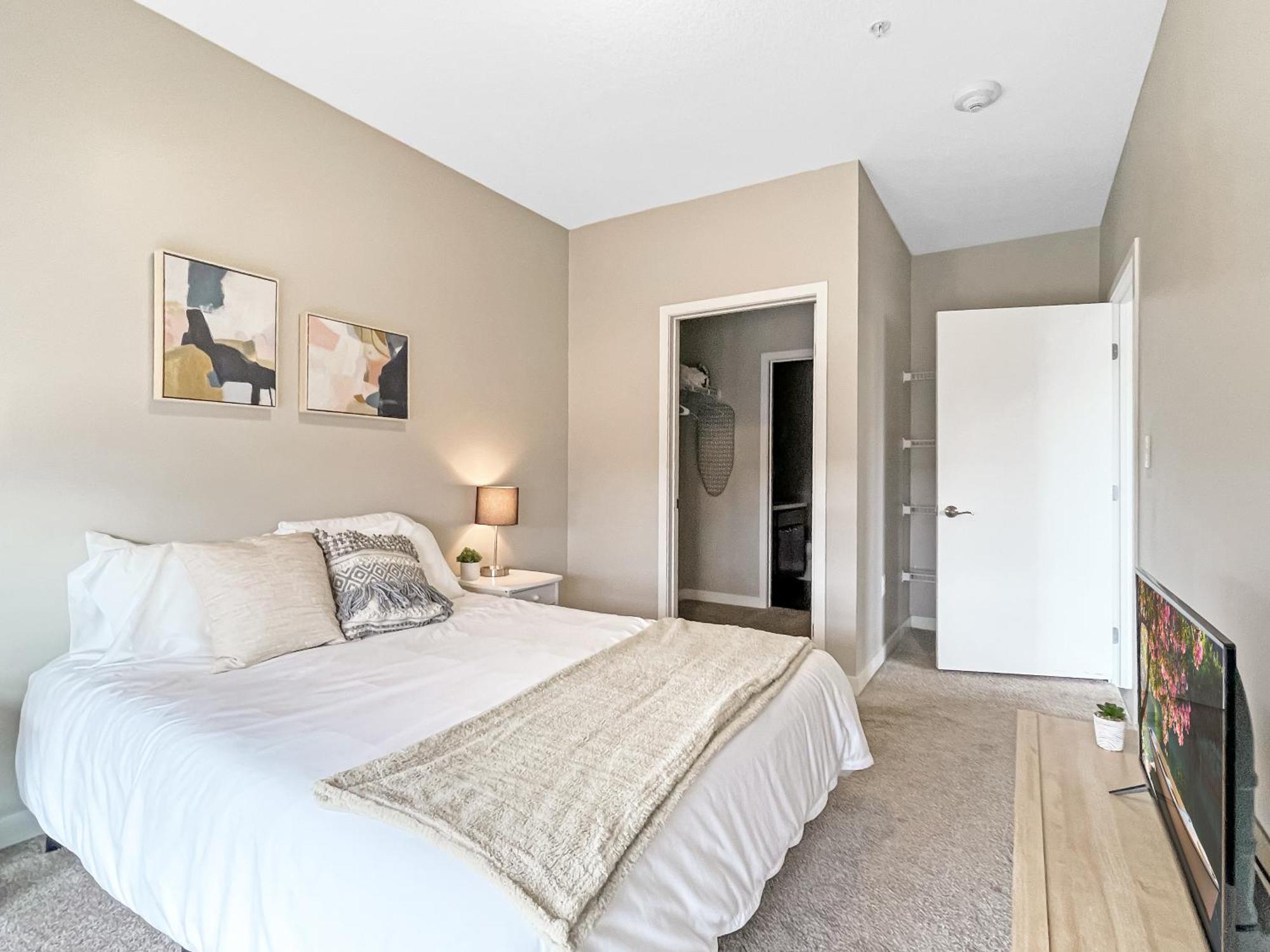 Large Downtown 2Br -Hot Tub-Downtown! Apartment ดิมอยน์ ภายนอก รูปภาพ