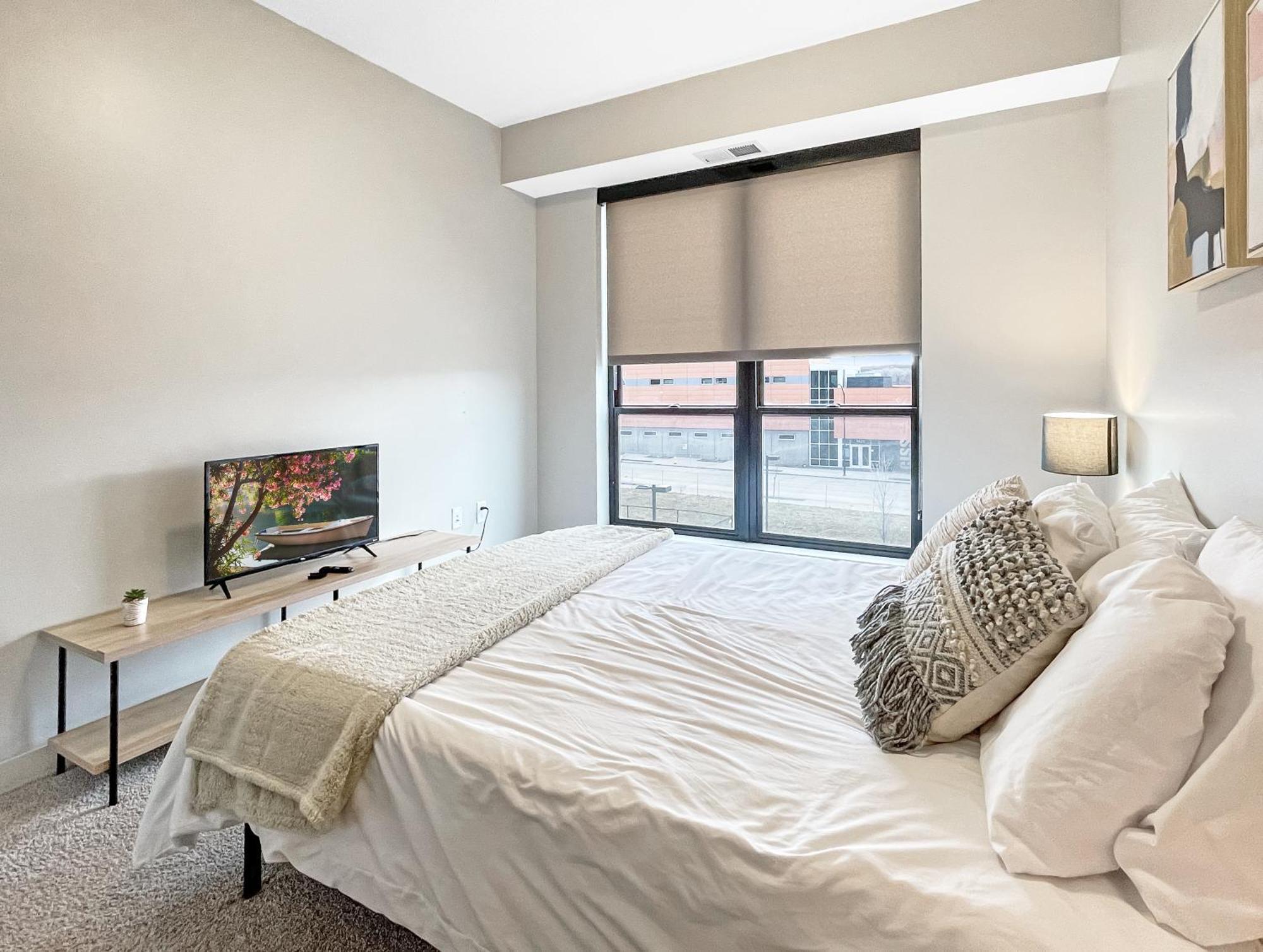 Large Downtown 2Br -Hot Tub-Downtown! Apartment ดิมอยน์ ภายนอก รูปภาพ