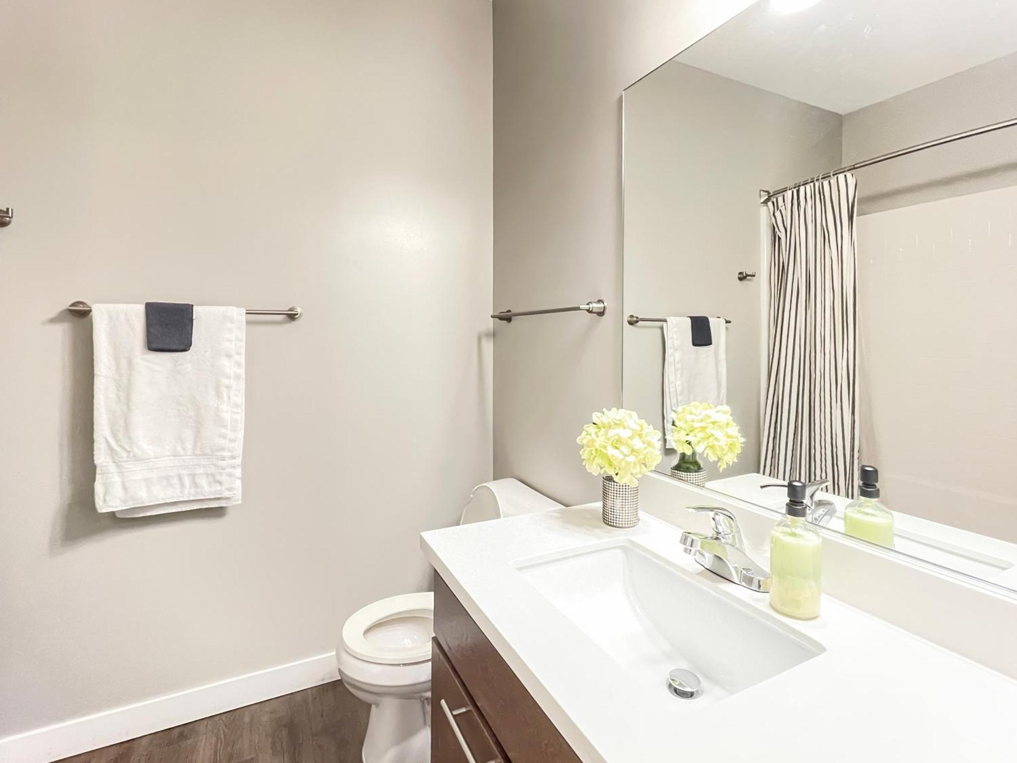Large Downtown 2Br -Hot Tub-Downtown! Apartment ดิมอยน์ ภายนอก รูปภาพ