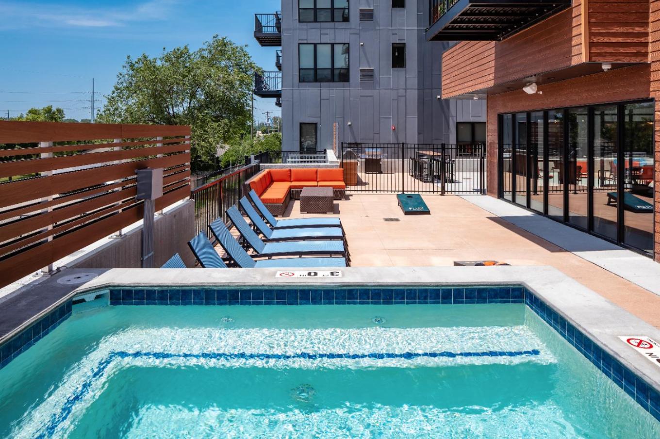 Large Downtown 2Br -Hot Tub-Downtown! Apartment ดิมอยน์ ภายนอก รูปภาพ